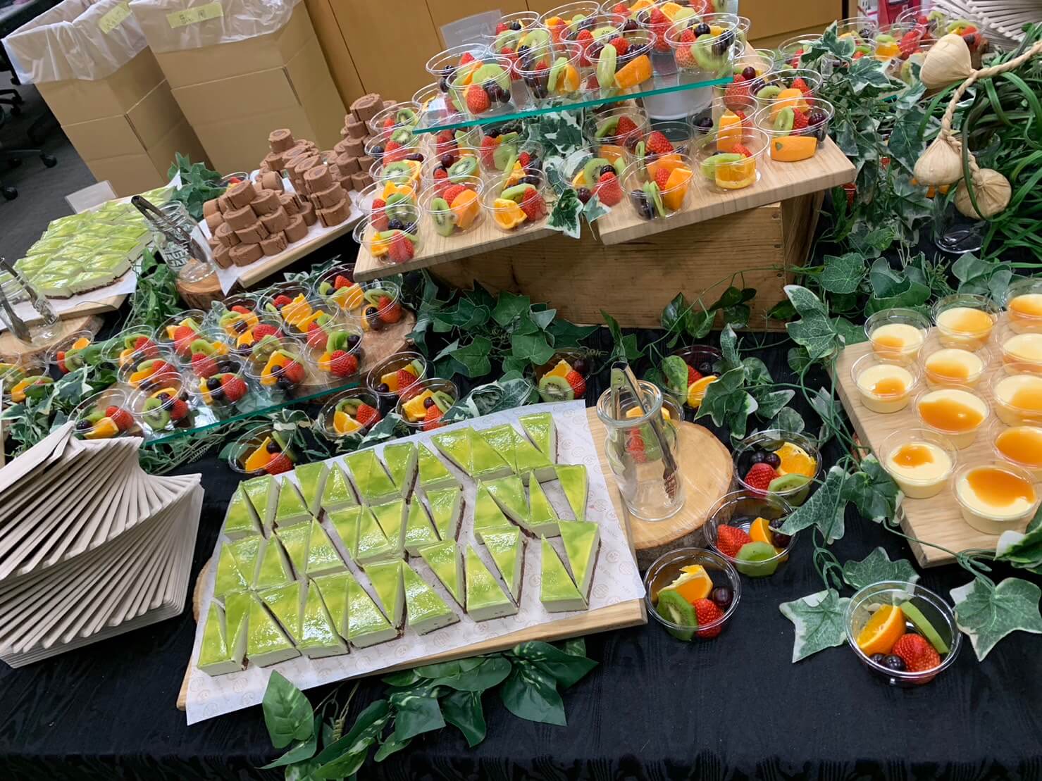 スペースを有効活用した社内新年会/200名が楽しんだ小分けボックスケータリングとデザートビュッフェ事例 東京・横浜のおしゃれで人気な