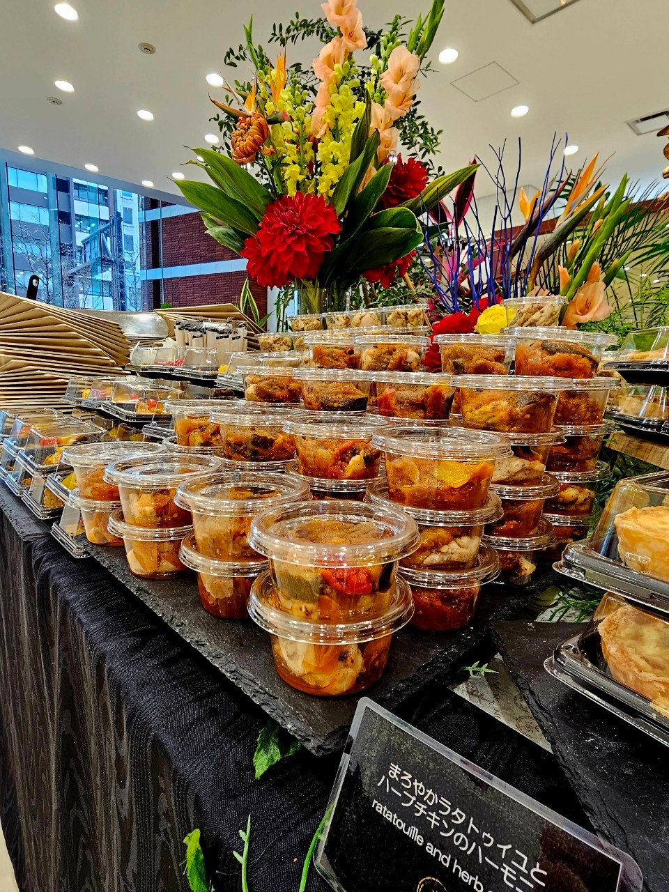 大忘年会は既存の植栽を活かしたフラワーコーディネートでケータリングもより華やかに (A社様) 東京・横浜で人気のおしゃれなケータリング