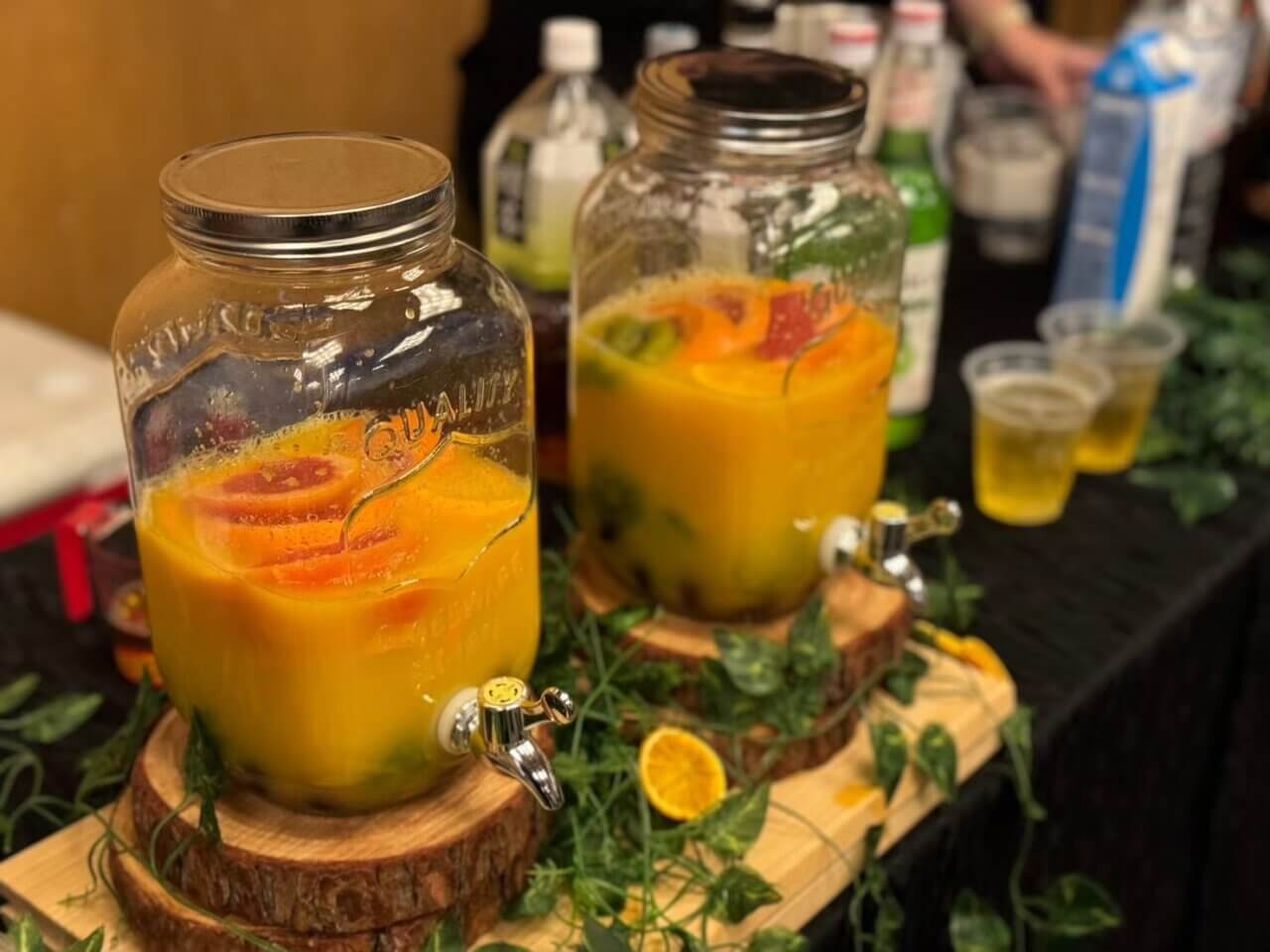 法人パーティ・ケータリングの料理を楽しむ様子を捉えた写真｜NEO DINING