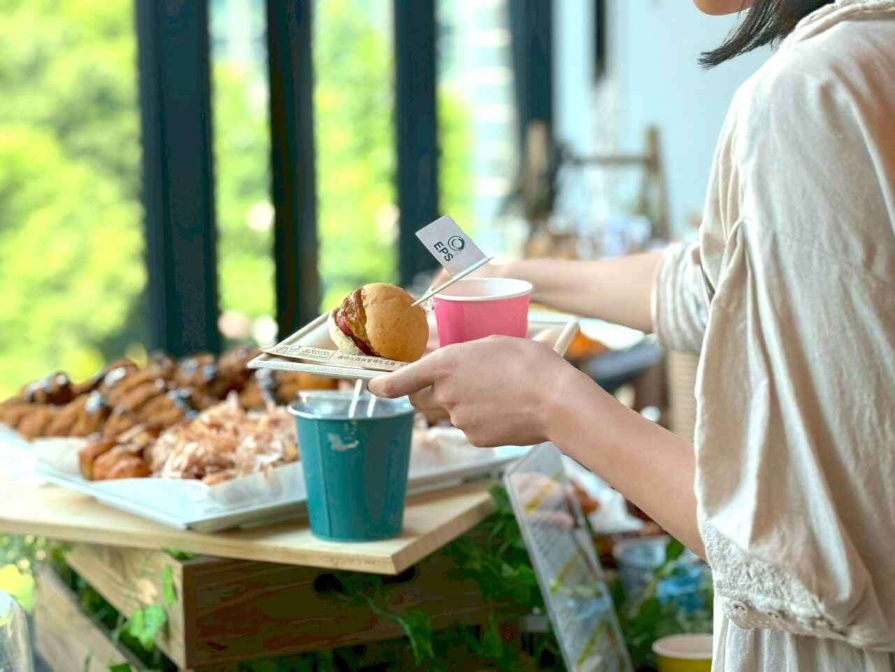 立食パーティーでの食事マナー