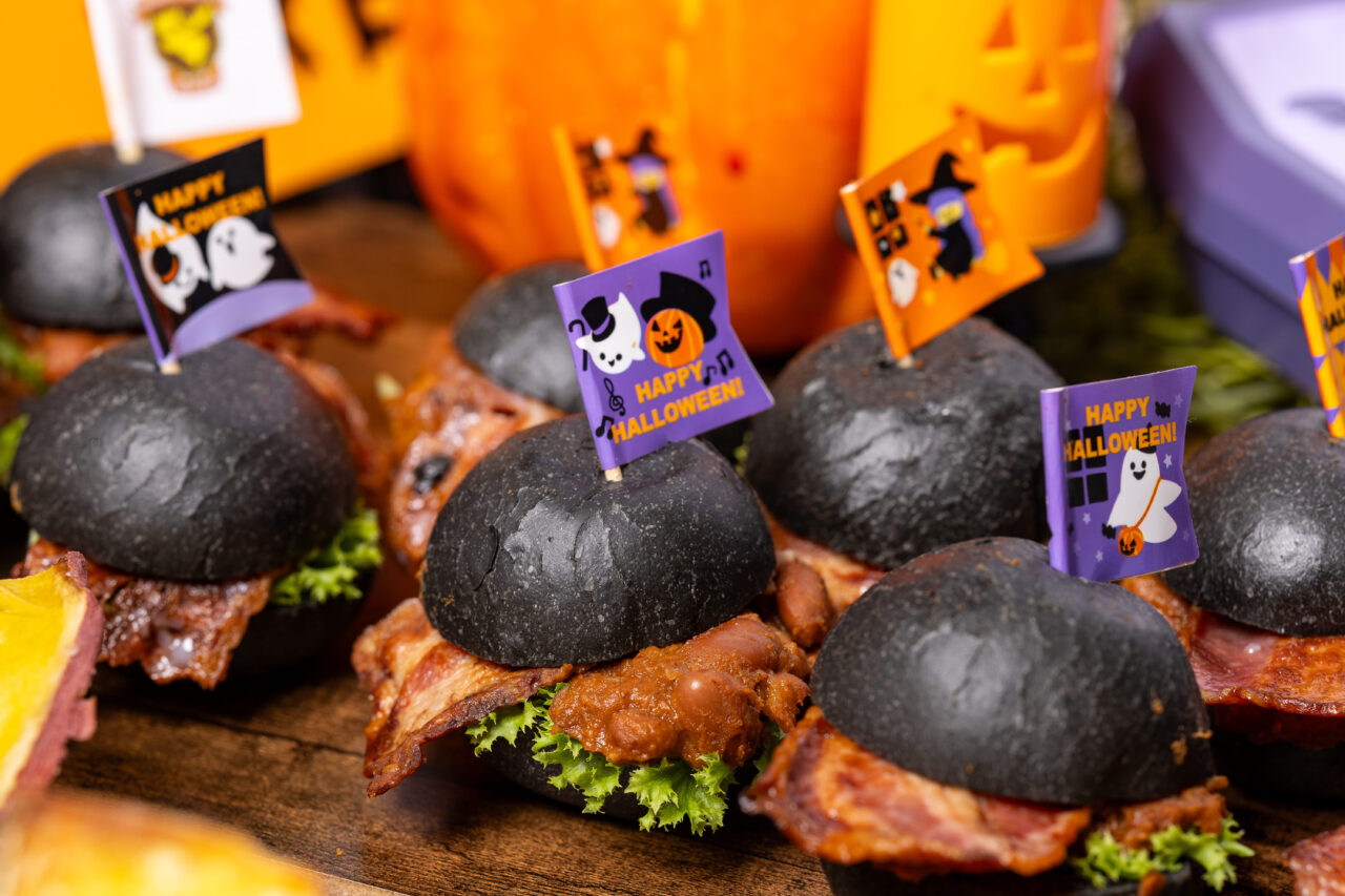 ハロウィンブラックミニバーガー~チリとベーコンタン~ | 東京・横浜のおしゃれで人気なケータリング | ネオダイニング