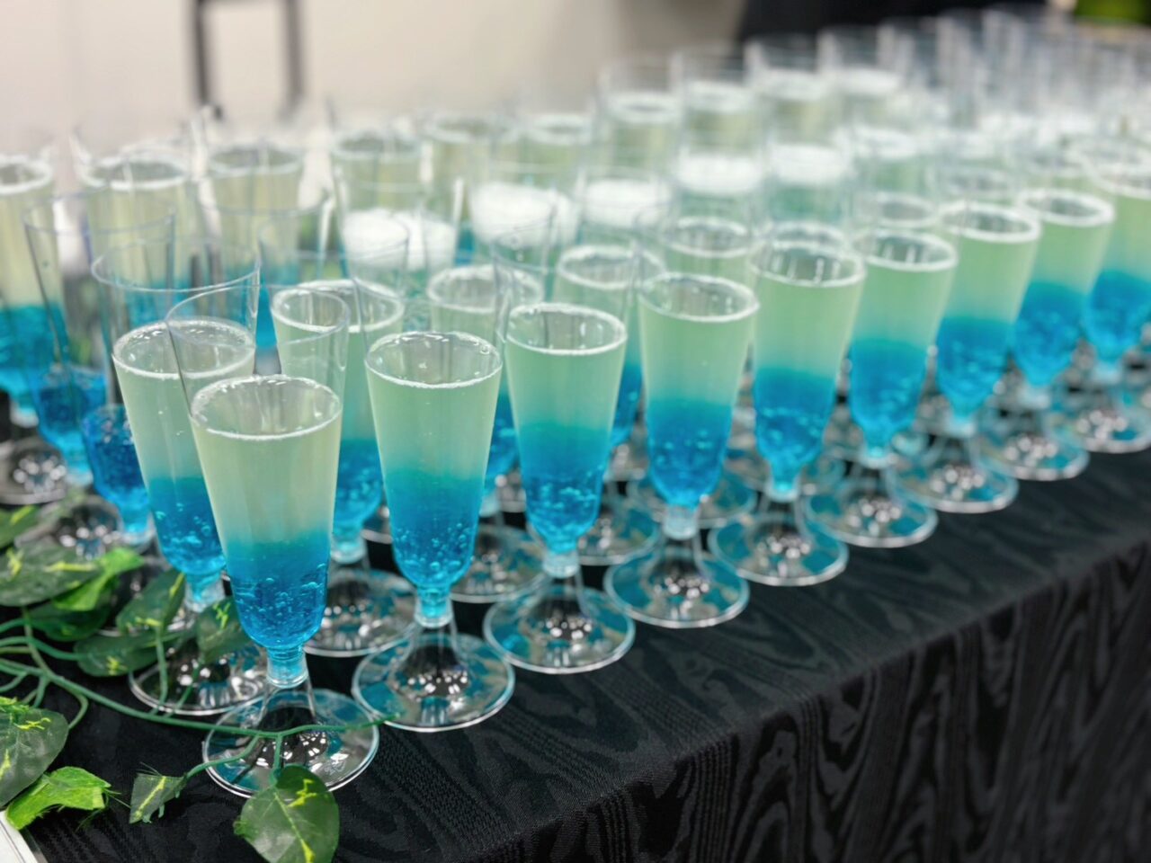 立食パーティーの飲み物の持ち方・選び方