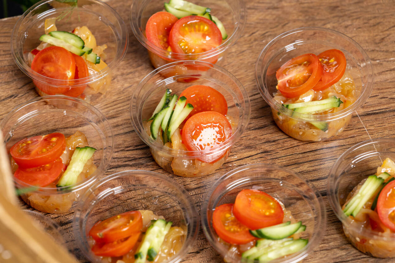 中華クラゲとトマトのきゅうり添え