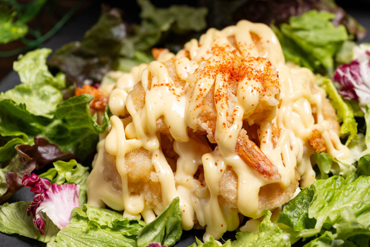 特製マヨネーズソースを絡めたぷりぷりエビマヨ