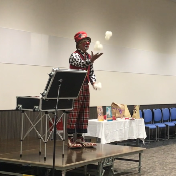 法人パーティ・ケータリングのパーティーサポートオプション　プロマジシャン派遣の事例の写真